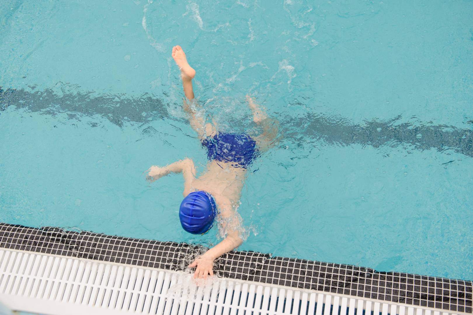 Boy swimming in the swimming pool