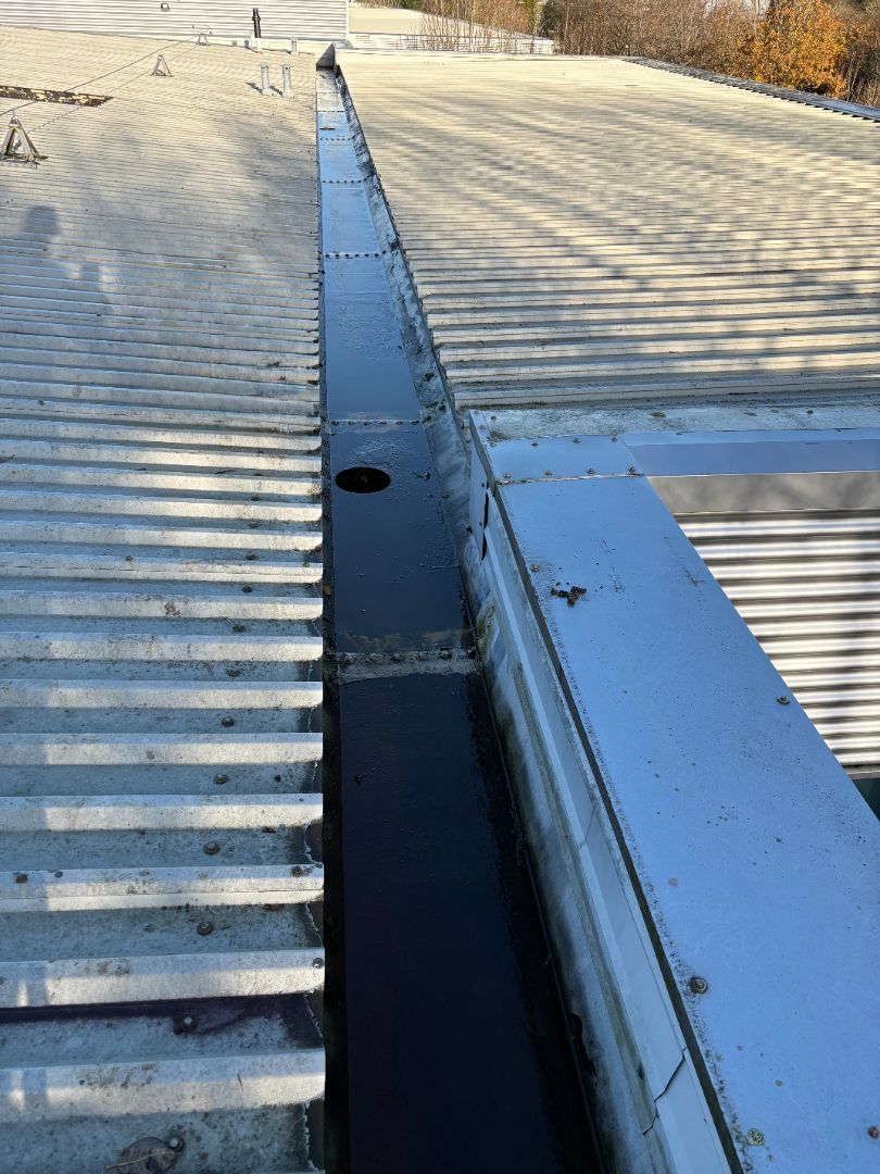 Metal roof with gutter