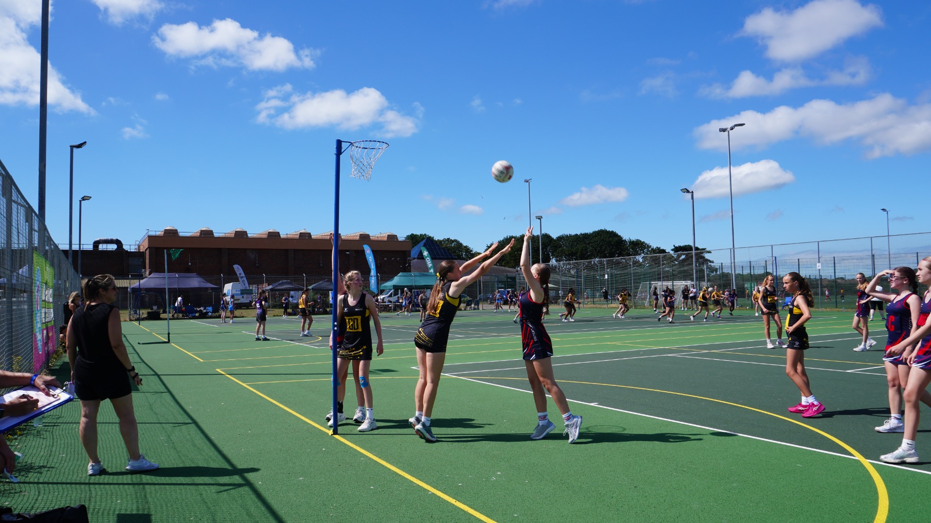 girls playing netball