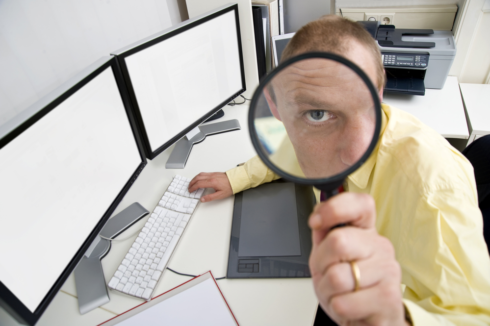 OfficeWorkerUsingMicroscope