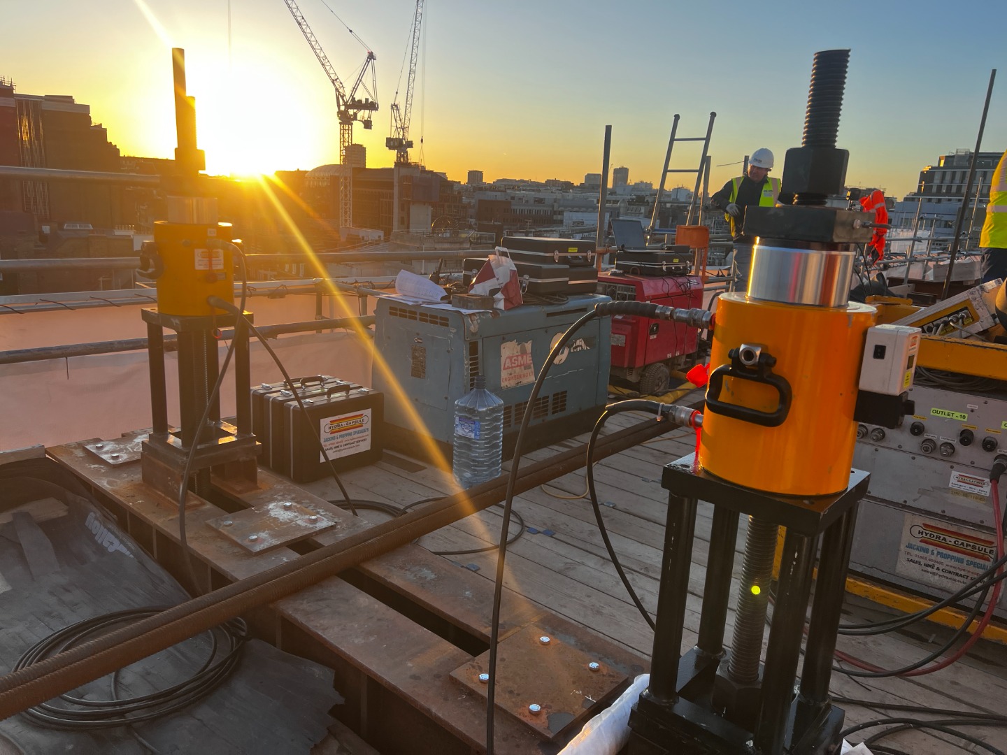 hydraulic jacking, bar jacking, heavy lifting system, strand jacking, hydraulic controlled movement