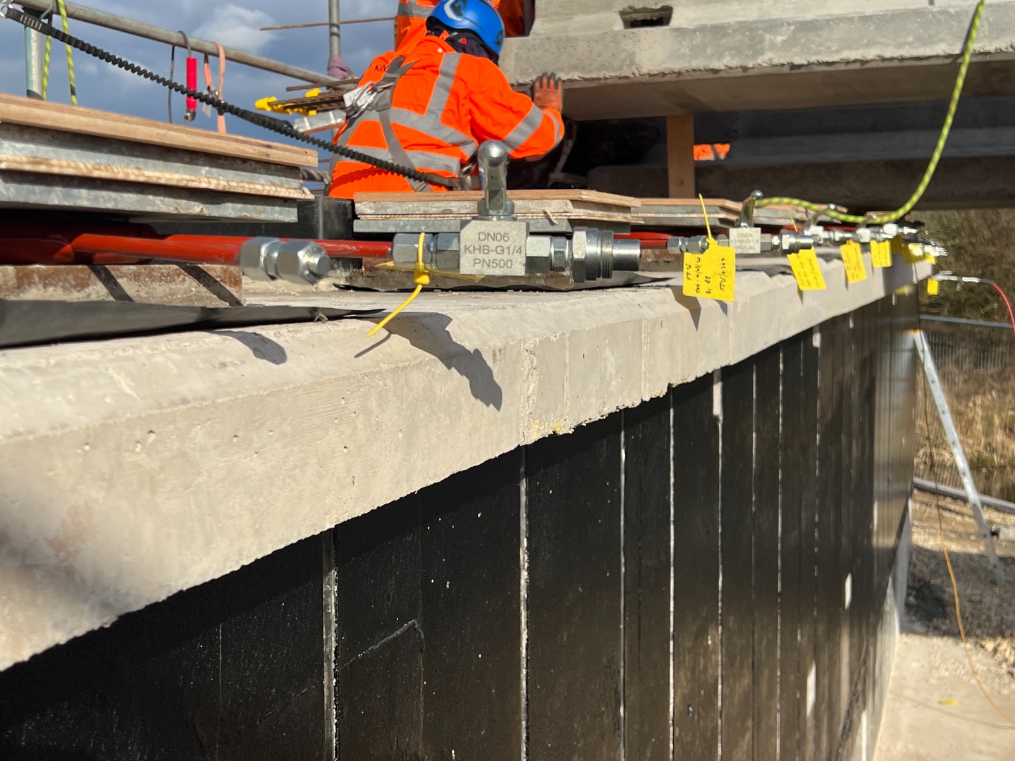 flat jacking, bridge jacking, hydraulic lifting, steelwork preloading and deflection