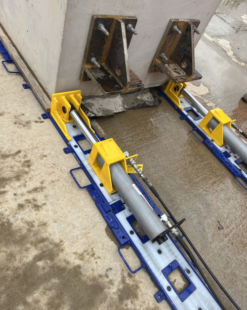 Hydraulic sliding skidding system