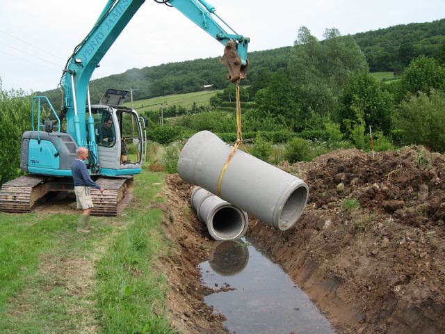 Laying concrete pipes