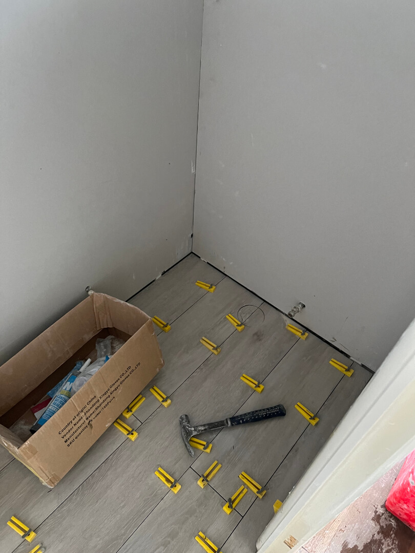 Floor with yellow clips