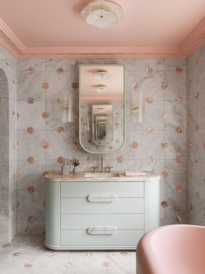 Bathroom in soft colors and with a mirror