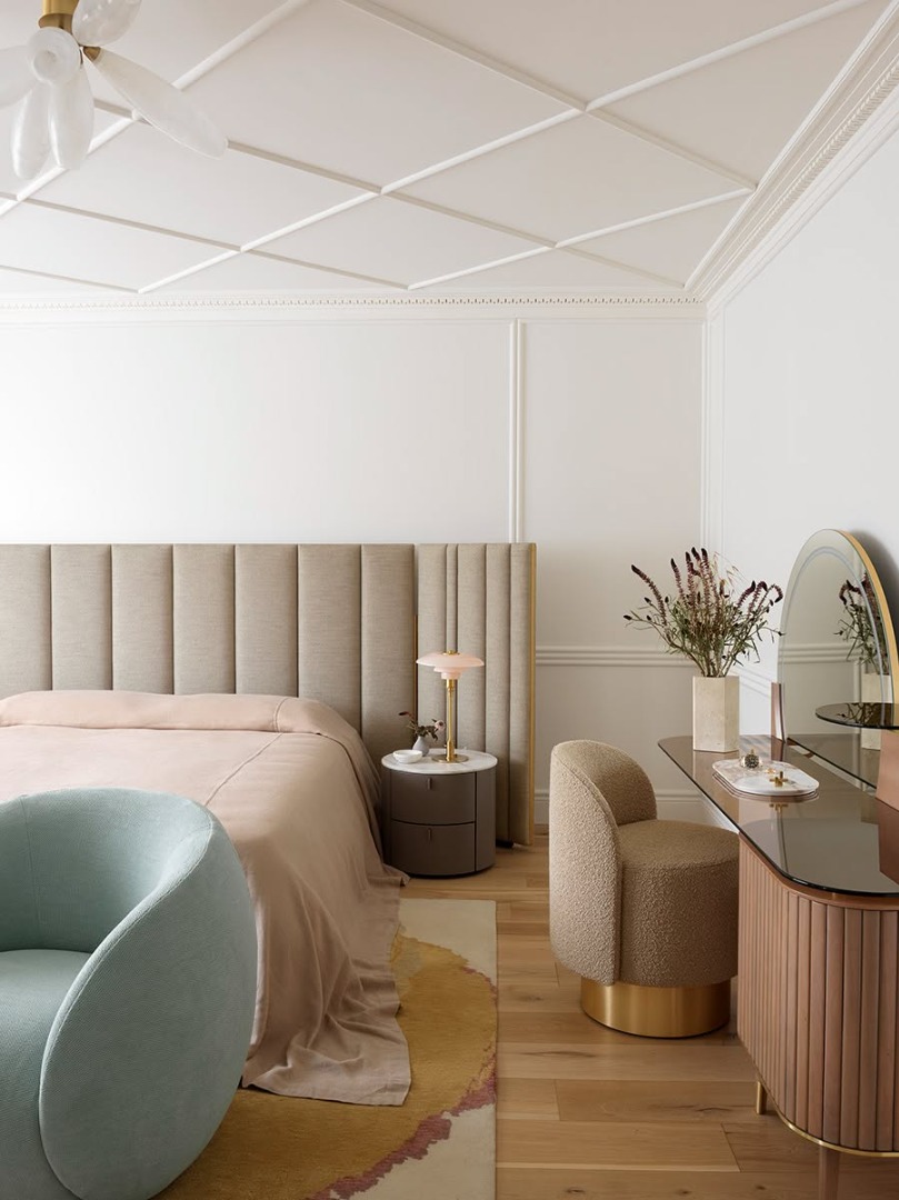 Bedroom with dressing table and mirror