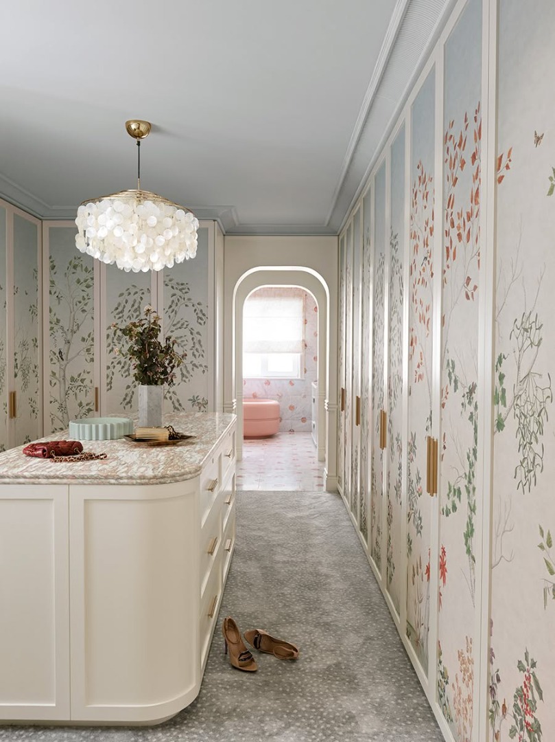 Kitchen with kitchen island in soft colors
