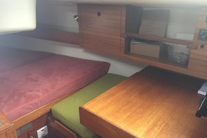 Pilot Berth and Charter Table on Leo