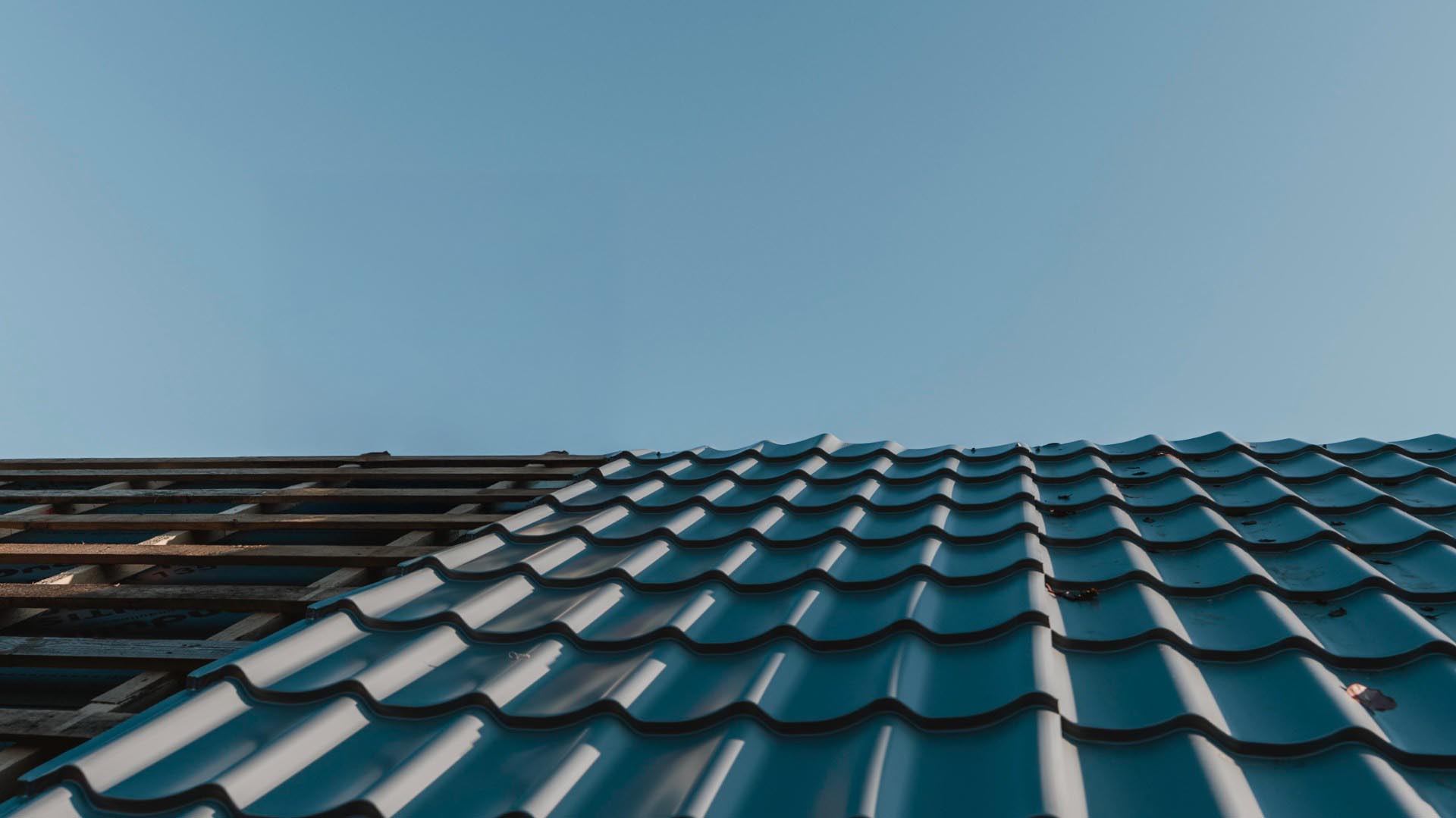 Long shot man working roof