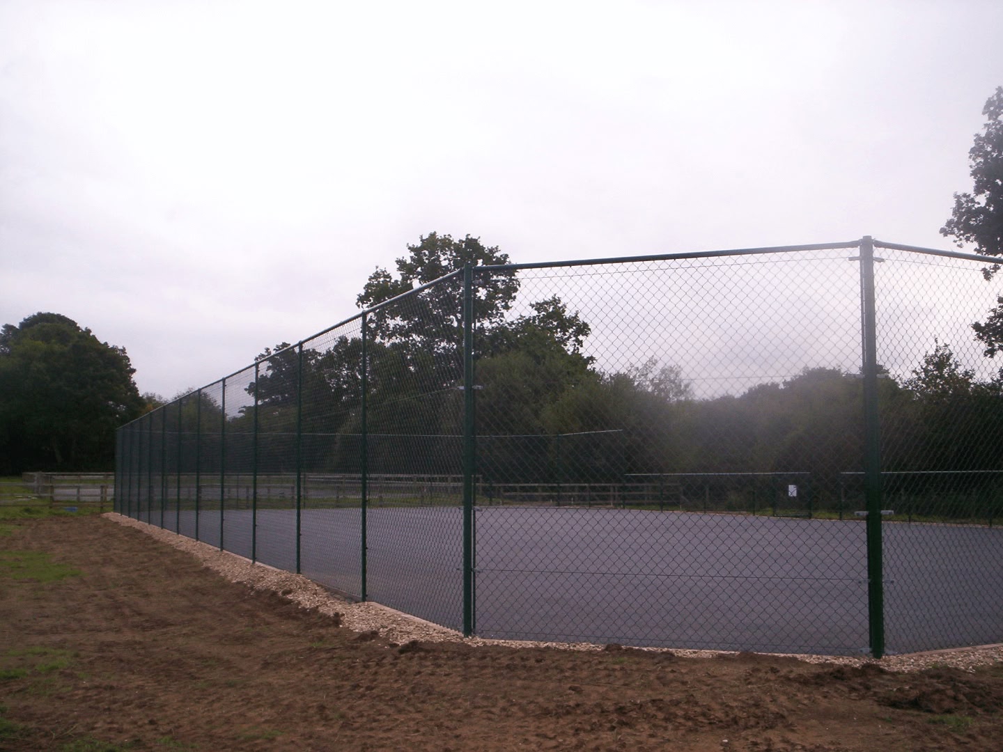Fencing to new tennis court