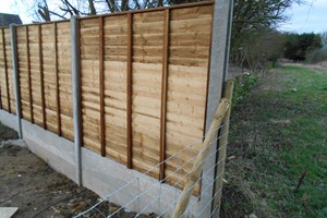 Residential Fencing contractor services in Ipswich for a garden fence and offer a 10 year guaranty with recommended fences, posts and contractors panels