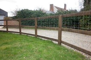 A garden fence contractor Ipswich, Suffolk, 23 years trading & offering cheapest fencing solutions for boundary fences budgets with a professional service.