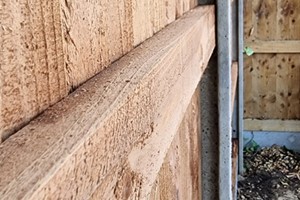 Square cut fence rails are cheap alternatives compared to bevelled rails. These rails have greater strength but shortest lifespan as water soaks into the top of rail and speeds up the rotting process.