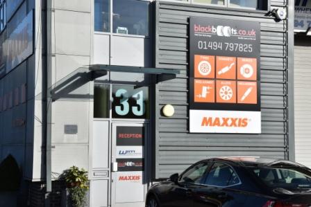 Blackboots Tyres Outside