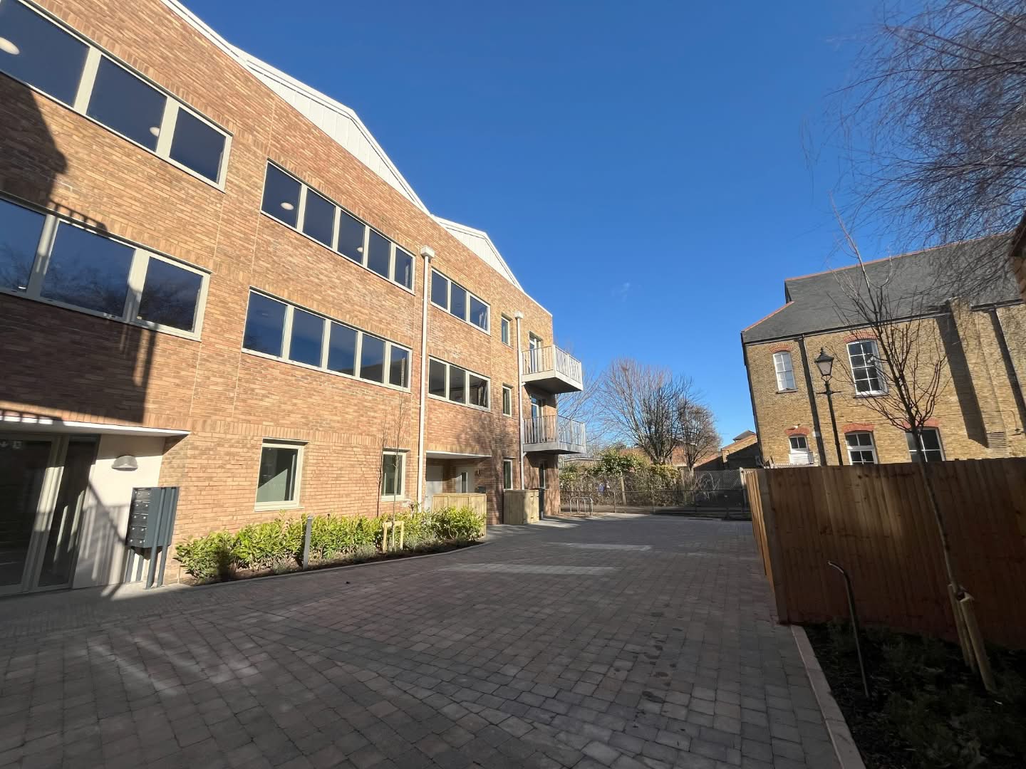 Habinteg wide sideshot