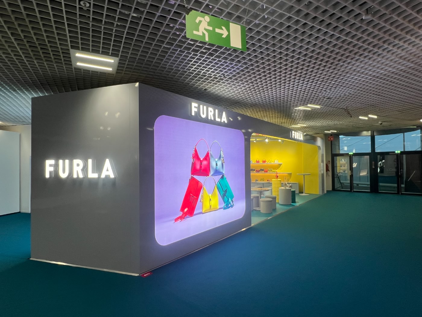 Furla display side