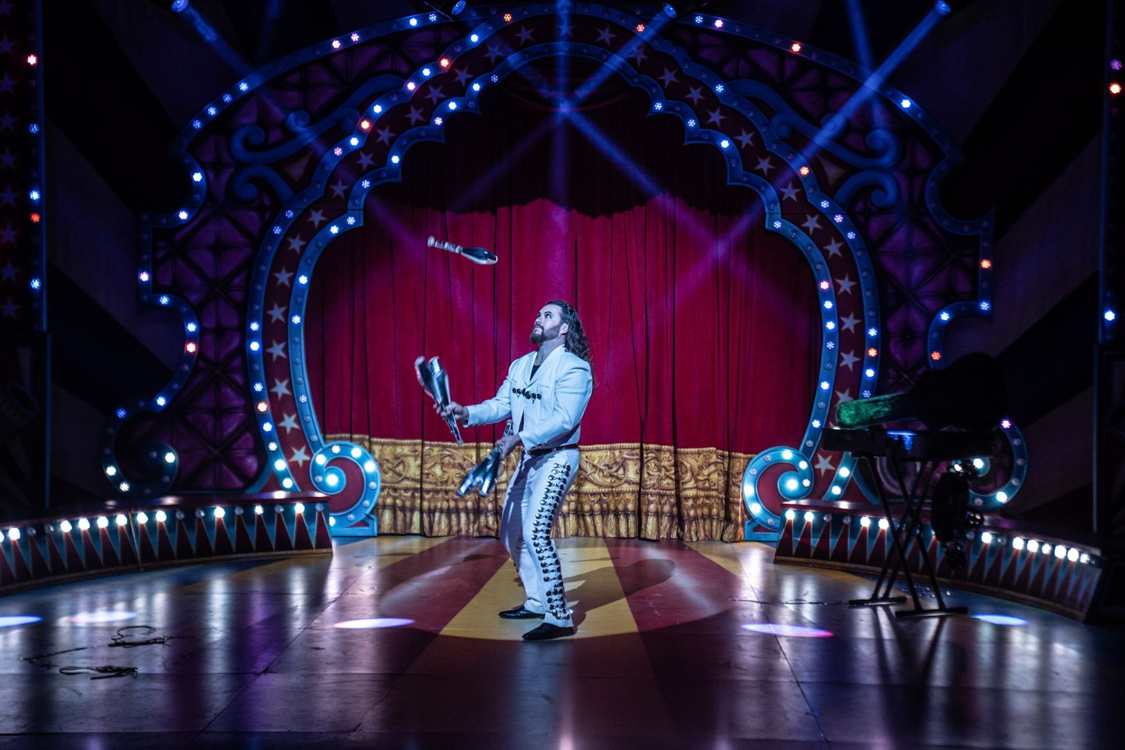 Man juggling clubs