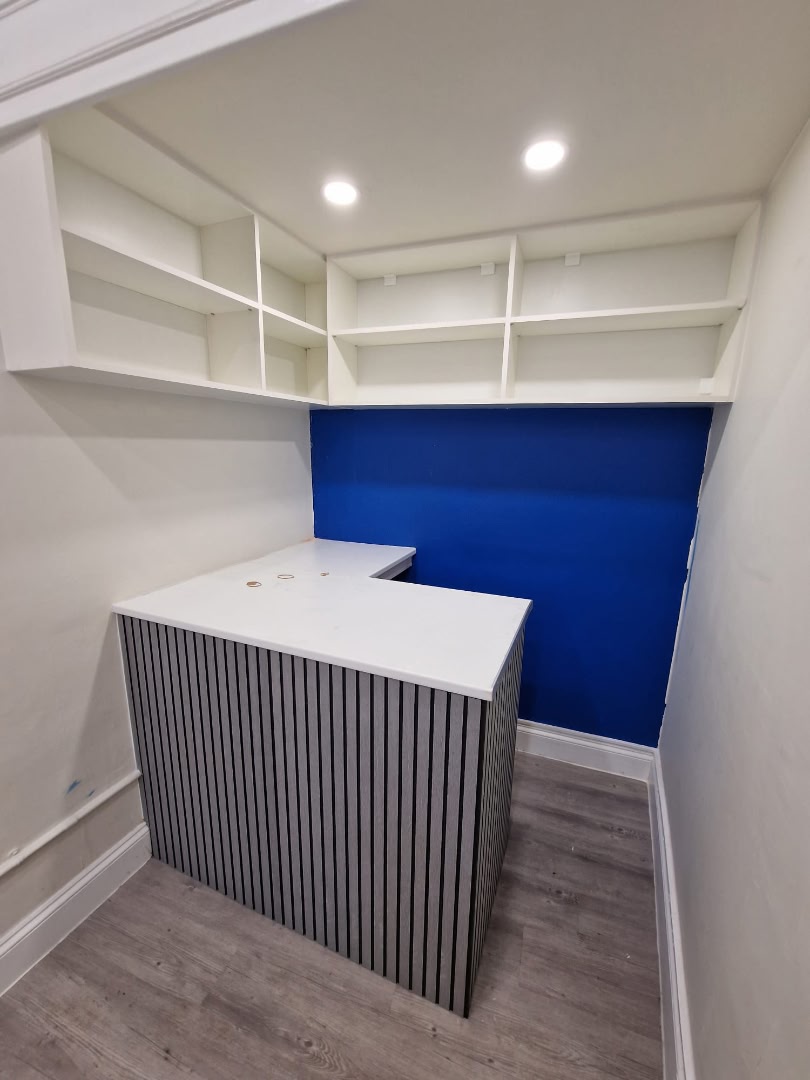 Commercial desk