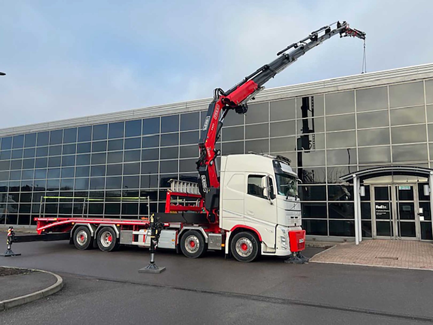 Lee transport truck