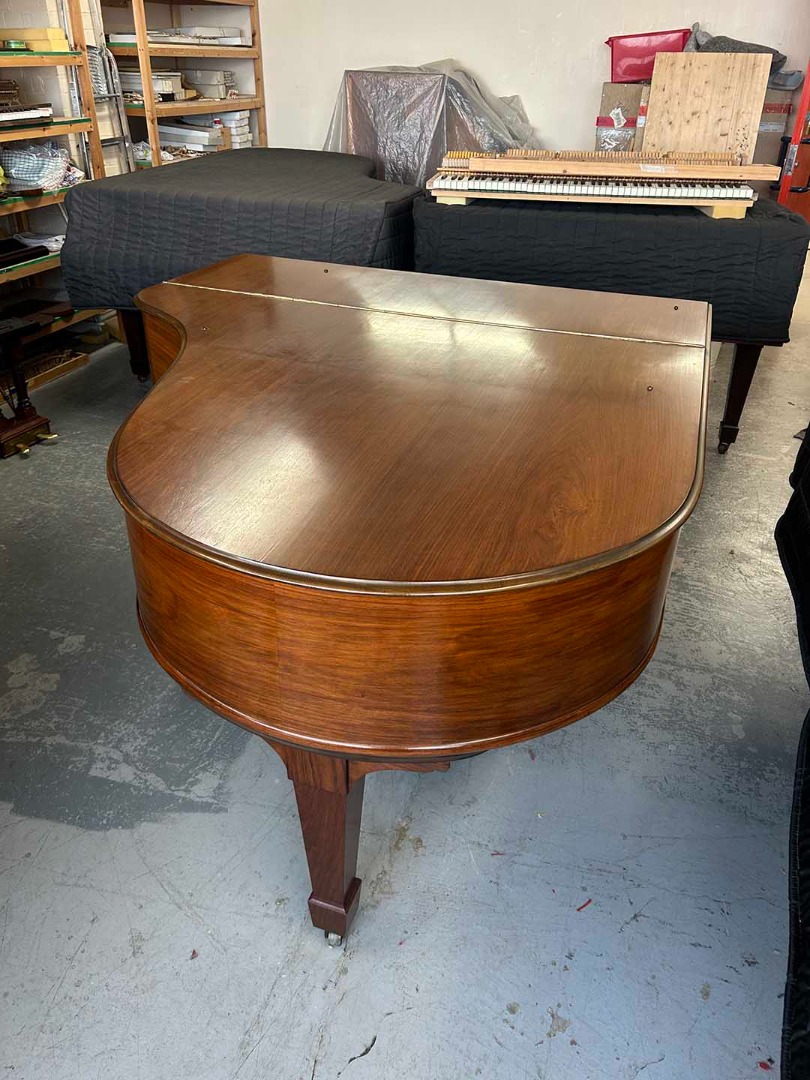 View of piano steinway o
